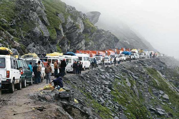 traffic jam in rohtang pass himachal - Walking Wanderer
